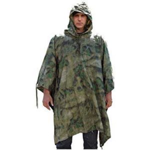 男人戴着钻石规格poncho