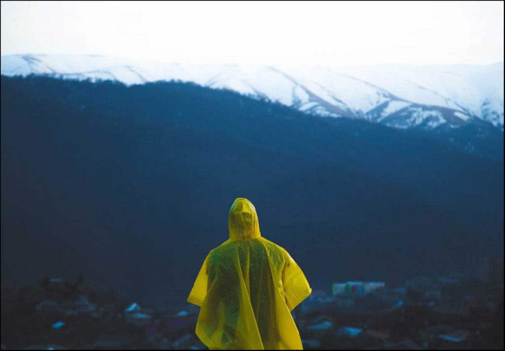一个穿着雨披的男人