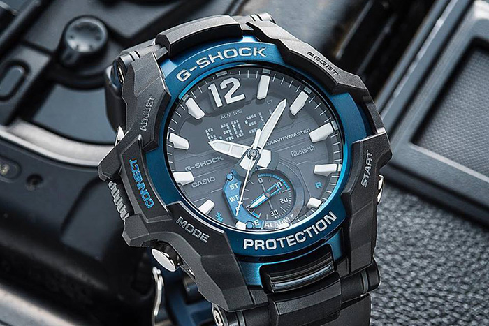 黑色和蓝色卡西欧G防震手表“width=