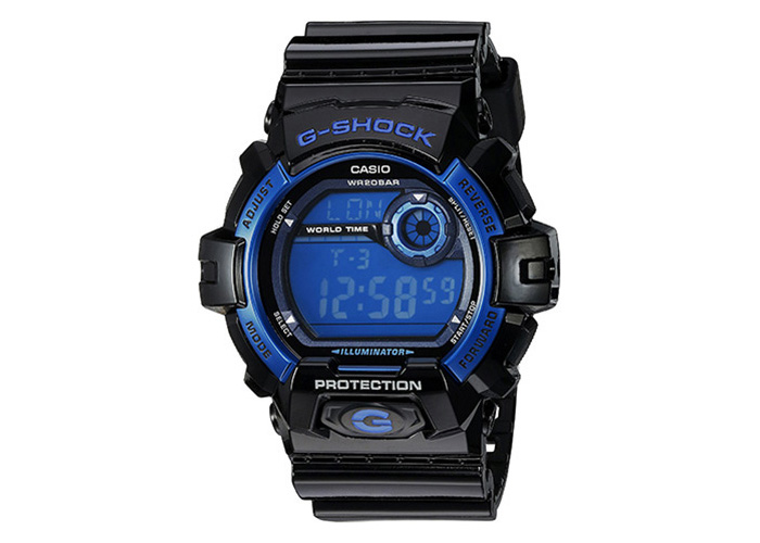 卡西欧G-Shock G8900A-1CR黑色和蓝色“></noscript></a></p>
         <p><strong>卡西欧G-Shock G8900A-1CR</strong>与上面的GA100手表相比，有一个“复古”看。该手表配有全蓝色数字显示，黑色案例和整个壳体的蓝色。由于数字面，LED效果比模拟模型更好，您将能够在暗中看到屏幕上的最小细节而无需眯眼。</p>
         <p>在功能中，手表涵盖了基础知识，更多的是，世界时间是它提供的最先进的功能。案件很大<strong>〜50mm.</strong><strong>直径</strong>但它的构造适合大多数手腕。总而言之，G8900是一款广受欢迎的型号，它一次又一次地证明了自己——如果你正在寻找可靠的数字G-Shock，这是一个不错的选择。</p>
         <div class=