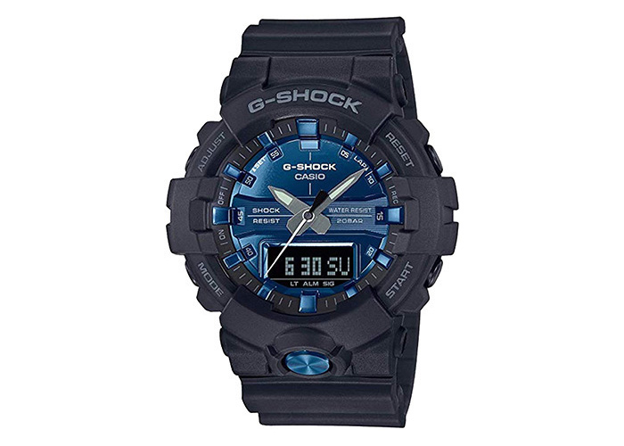 卡西欧G-Shock Ga810mmb-1a2黑色和蓝色“></noscript></a></p>
         <p><strong>卡西欧G-Shock GA810MMB-1A2</strong>是一款现代G-Shock，配有51毫米超大外壳和模拟显示屏。这款手表装在一个黑色的表壳里，表壳上有一个蓝色的面和前面的LED按钮。这张脸上有一层皱纹<strong>灿烂的沉积镜面</strong>，给手表更高端的外观。</p>
         <p>有一个<strong>免提自动发光二极管</strong>具有可选择照明持续时间（1.5秒或3秒）的照明功能。你轻弹手腕上的手表，灯就亮了。还有一个橙色的前背光按钮，以便更好地访问。最后，这是为数不多的带有滴答作响的秒针的G-Shock模型之一。</p>
         <div class=